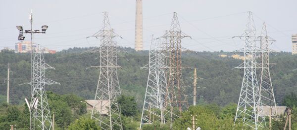 Высоковольтная ЛЭП на фоне телебашни, архивное фото Высоковольтная ЛЭП на фоне телебашни, архивное фото - Sputnik Литва