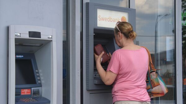 Moteris prie bankomato - Sputnik Lietuva