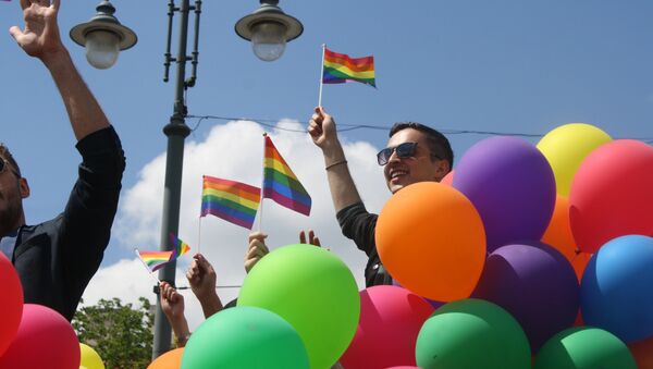 Воздушные шары цветов радуги украшали гей-парад - Sputnik Литва