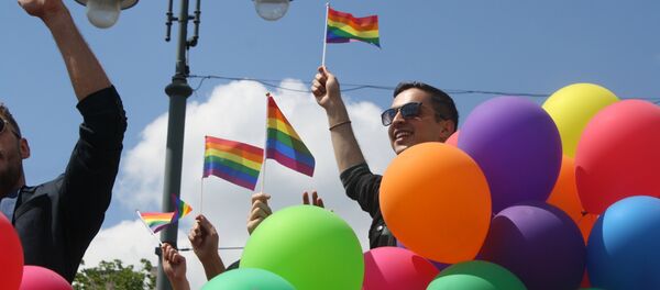 Воздушные шары цветов радуги украшали гей-парад - Sputnik Литва