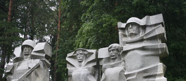 Скульптуры мемориала советским воинам Скульптуры мемориала советским воинам - Sputnik Литва