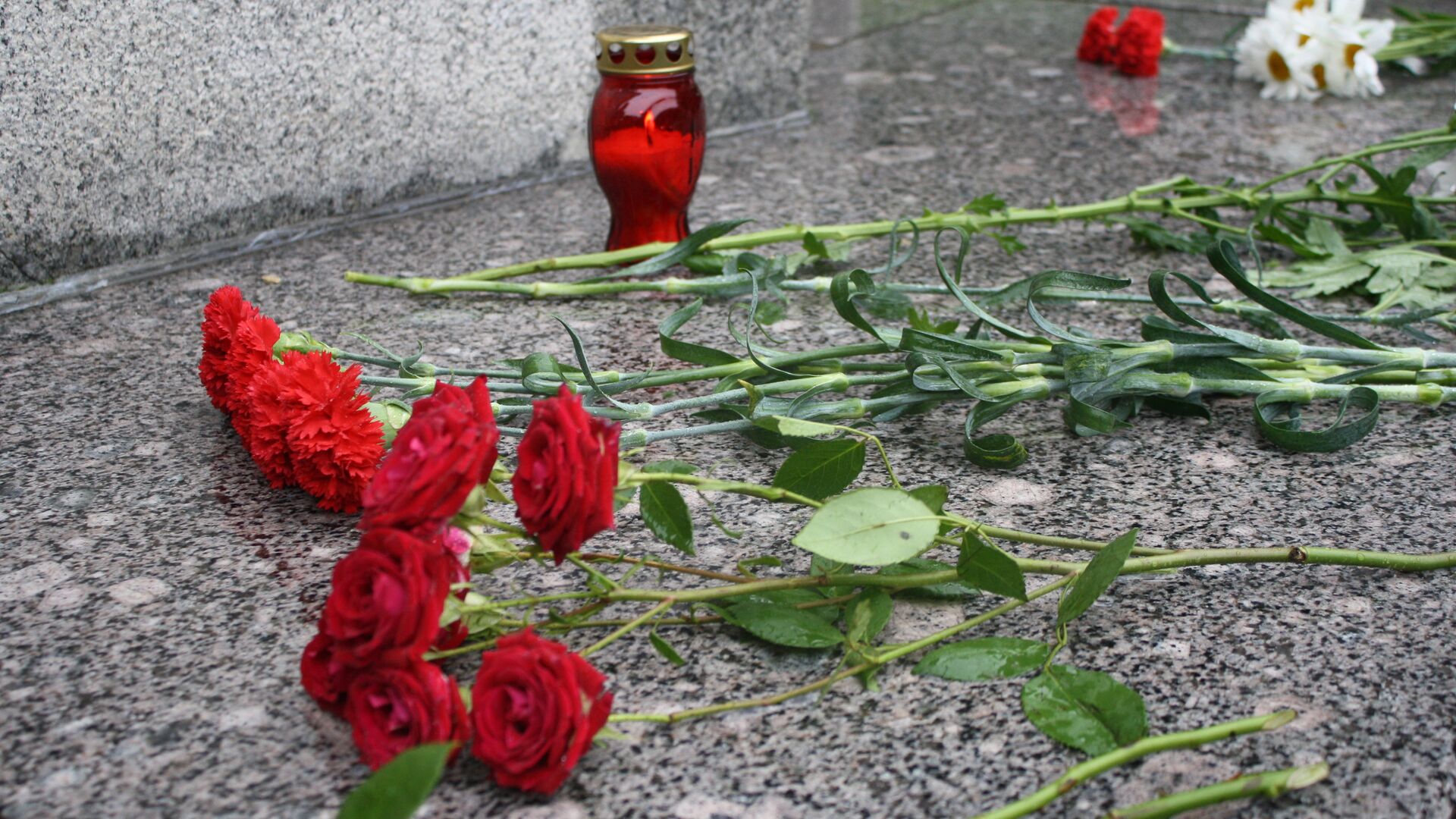 Цветы у мемориала советским воинам в Вильнюсе - Sputnik Lietuva, 1920, 11.04.2022