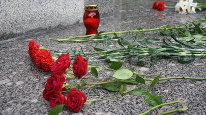 Цветы у мемориала советским воинам в Вильнюсе
