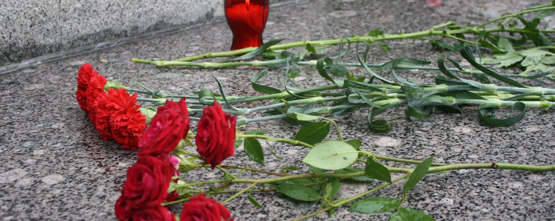 Цветы у мемориала советским воинам  - Sputnik Литва, 1920, 09.02.2023