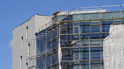 Дом Москвы в Вильнюсе в строительных лесах