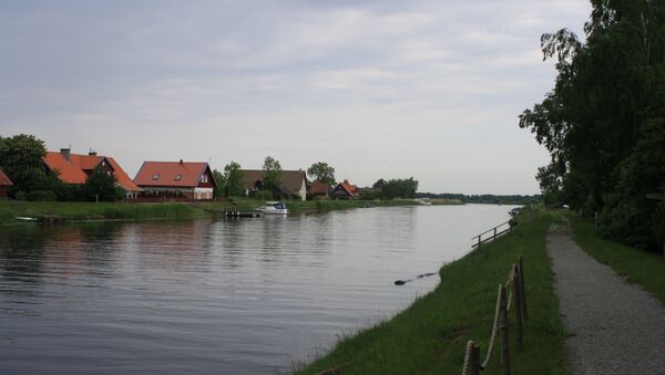 Река Миния делит деревню Минге на две части - Sputnik Литва