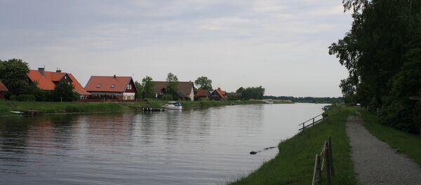 Река Миния делит деревню Минге на две части Река Миния делит деревню Минге на две части - Sputnik Литва