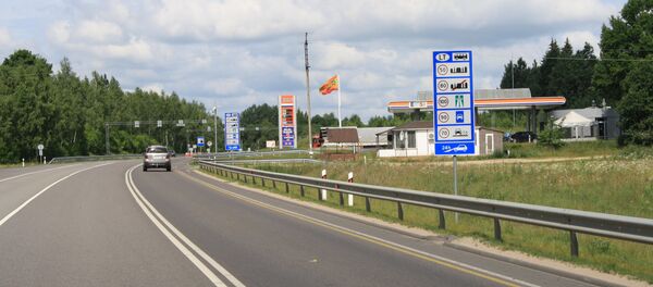Заправочная станция при въезде в Литву Заправочная станция при въезде в Литву - Sputnik Литва