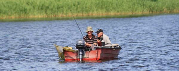 Žvejai Atmatos upėje Žvejai Atmatos upėje - Sputnik Lietuva