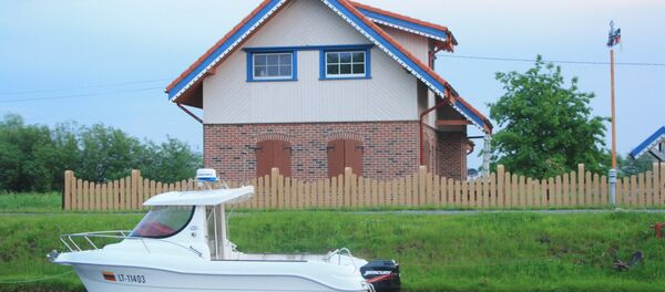 Частный дом в деревне Минге и катер - Sputnik Литва