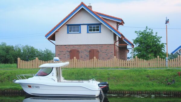 Частный дом в деревне Минге и катер - Sputnik Литва