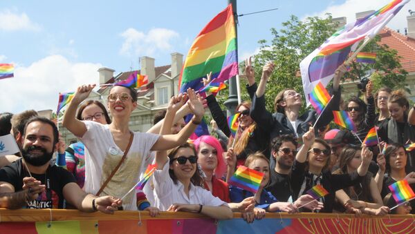 Участники гей-парада на площадке автобуса - Sputnik Lietuva
