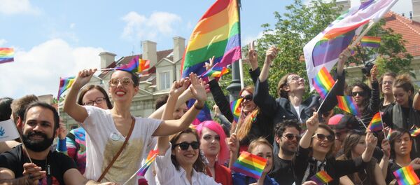 Участники гей-парада на площадке автобуса Участники гей-парада на площадке автобуса - Sputnik Lietuva