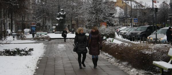 Прохожие на улицах города, архивное фото - Sputnik Литва