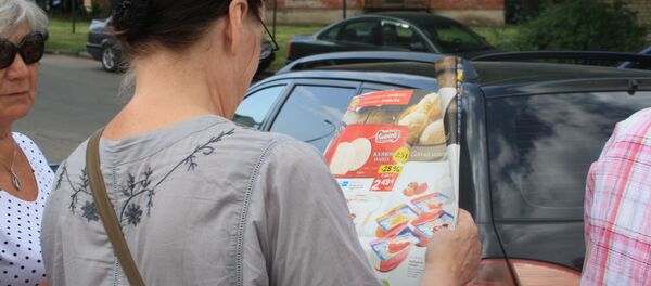 Рекламные буклеты Lidl рассматривали до входа в магазин Рекламные буклеты Lidl рассматривали до входа в магазин - Sputnik Lietuva