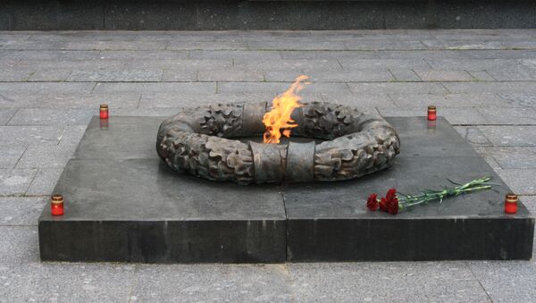 Вечный огонь на Антакальнисском кладбище Вильнюса - Sputnik Литва