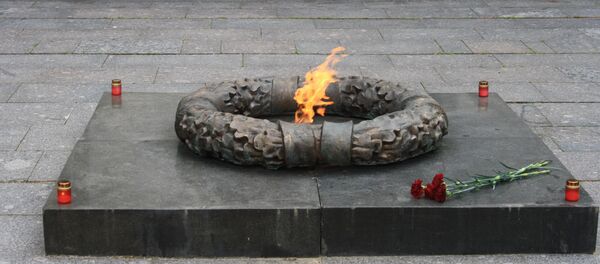 Вечный огонь на Антакальнисском кладбище Вильнюса - Sputnik Литва
