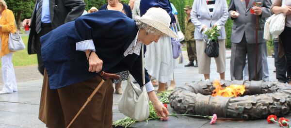 Свидетели ВОВ возлагают цветы погибшим войнам Свидетели ВОВ возлагают цветы погибшим войнам - Sputnik Литва