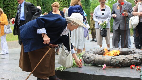 Свидетели ВОВ возлагают цветы погибшим войнам - Sputnik Литва