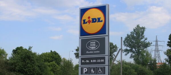 Стенд-указатель у торгового центра Lidl Стенд-указатель у торгового центра Lidl - Sputnik Lietuva