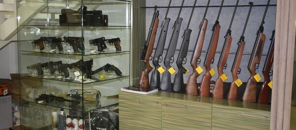 Витрины магазина оружия - Sputnik Литва