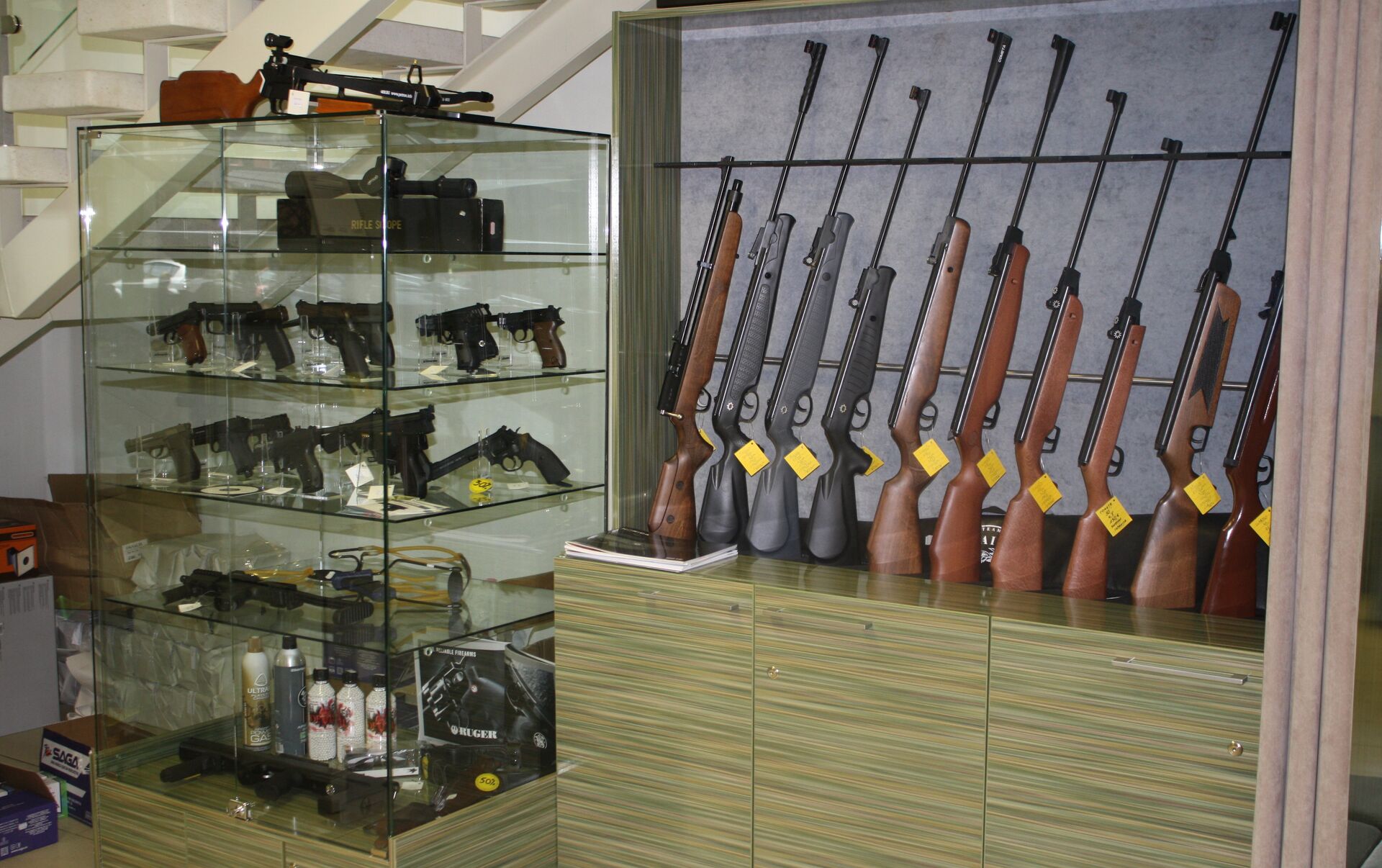 Витрина магазина оружия