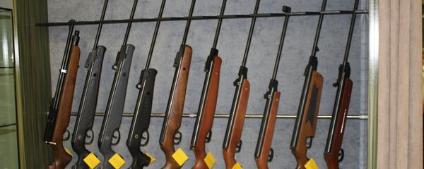 Витрина магазина оружия Витрина магазина оружия - Sputnik Литва