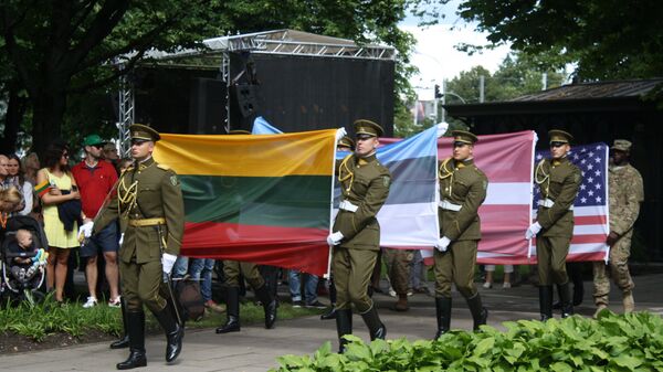 Рота почетного караула и флаги стран Балтии и США - Sputnik Литва