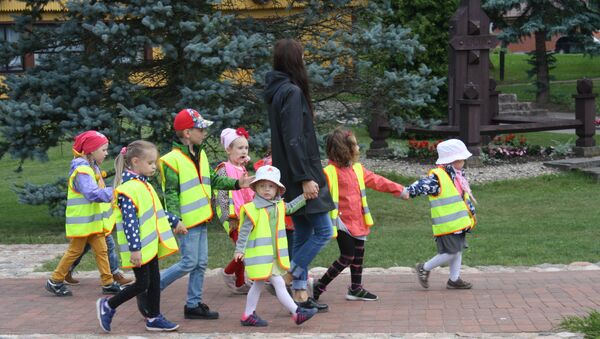 Воспитательница и дети - Sputnik Литва