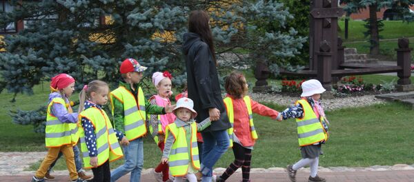Воспитательница и дети Воспитательница и дети - Sputnik Lietuva