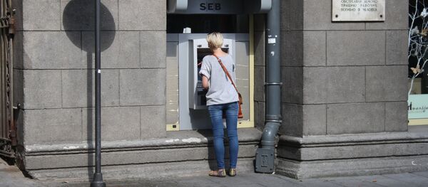 Девушка у банкомата - Sputnik Литва