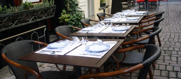 Столики кафе на булыжной мостовой - Sputnik Литва