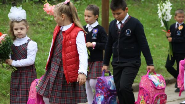 Младшеклассники несут рюкзаки первоклассников в школу - Sputnik Литва