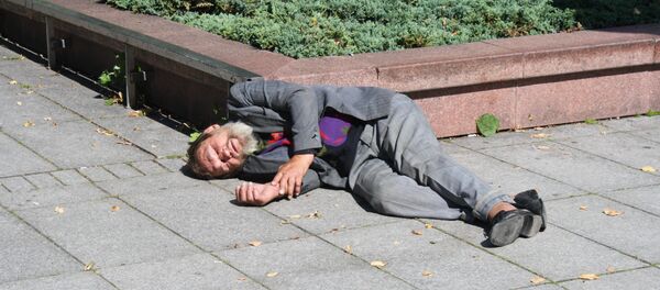 Пьяный бомж на площади у правительства Пьяный бомж на площади у правительства - Sputnik Литва