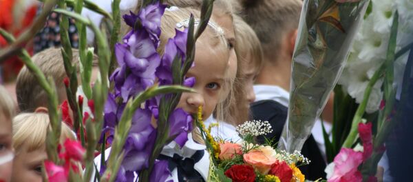 Первоклашка вся в цветах Первоклашка вся в цветах - Sputnik Lietuva