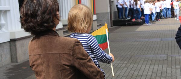 Флаг в руках ребенка - Sputnik Литва