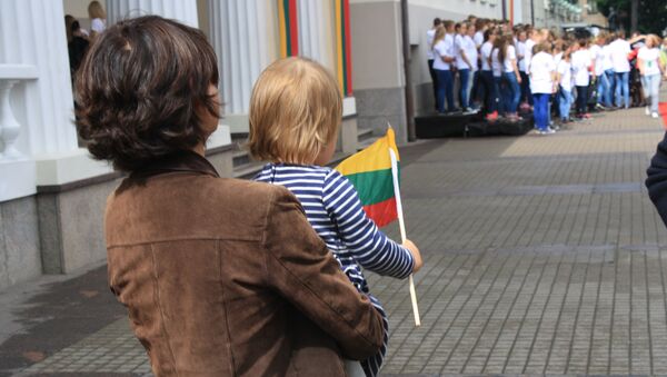 Флаг в руках ребенка - Sputnik Lietuva