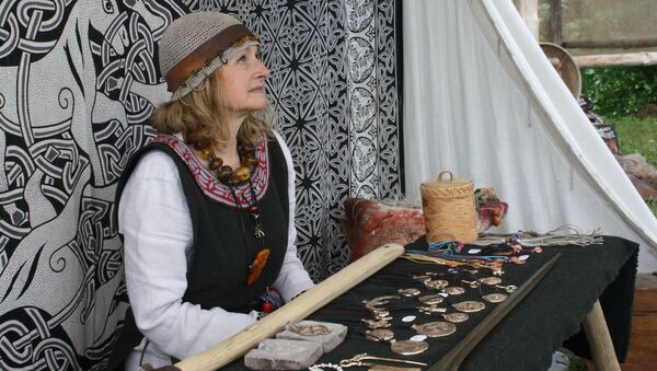 Женщина продает украшения ручной работы - Sputnik Lietuva