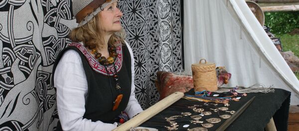 Женщина продает украшения ручной работы - Sputnik Lietuva