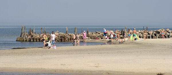 Люди на пляже в Швентойи Люди на пляже в Швентойи - Sputnik Lietuva