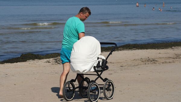 Мужчина с коляской на пляже - Sputnik Lietuva