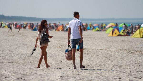 Парень с девушкой на пляже у моря, архивное фото - Sputnik Литва