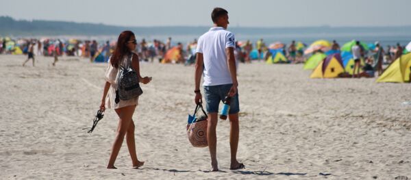 Парень с девушкой на пляже у моря, архивное фото - Sputnik Литва
