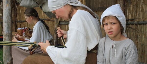 Ткачиха с ребенком Ткачиха с ребенком - Sputnik Lietuva