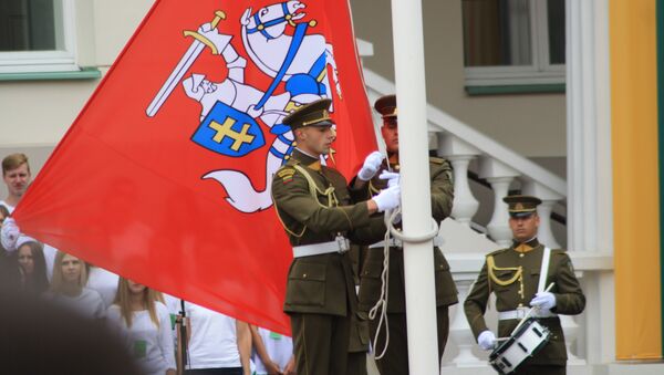Патруль поднимает флаг с гербом Вильнюса - Sputnik Lietuva