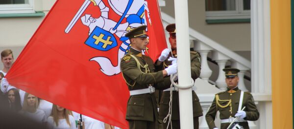 Патруль поднимает флаг с гербом Вильнюса Патруль поднимает флаг с гербом Вильнюса - Sputnik Lietuva