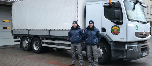 Сотрудники литовского Департамента противопожарной безопасности и спасения отправили в Болгарию посылку с международной помощью - Sputnik Литва