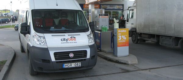 Автомобиль на заправке Автомобиль на заправке - Sputnik Lietuva