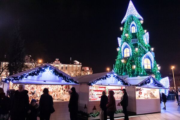 Рождественская елка в центре Вильнюса Рождественская елка в центре Вильнюса - Sputnik Литва