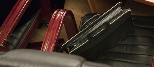 Портфель на кресле - Sputnik Литва